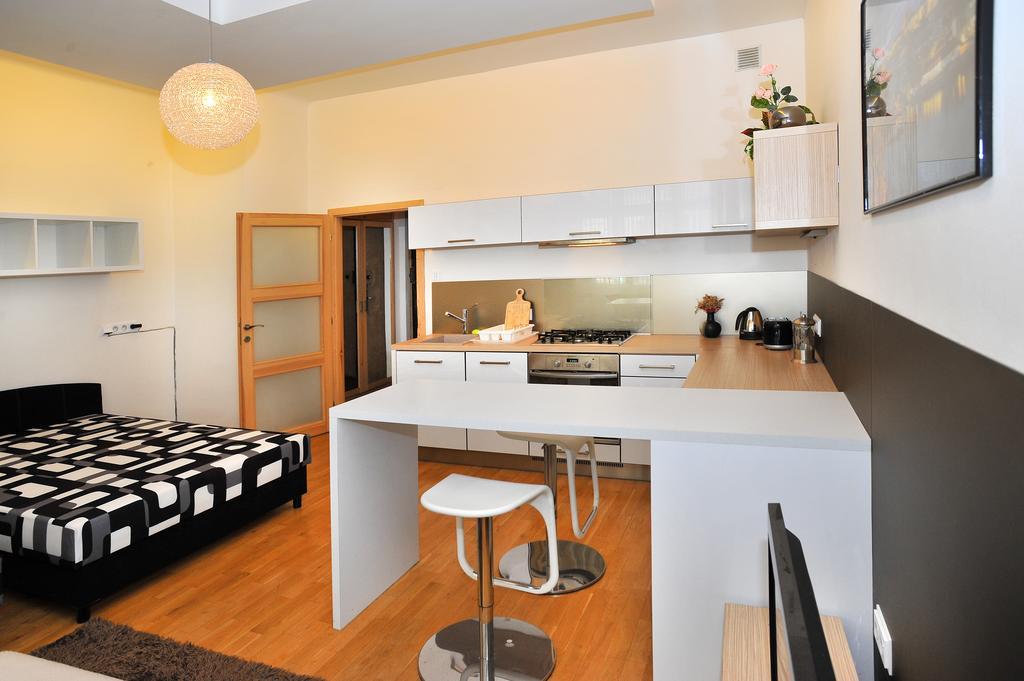 Apartment Near The Old Town Square Praag Kamer foto
